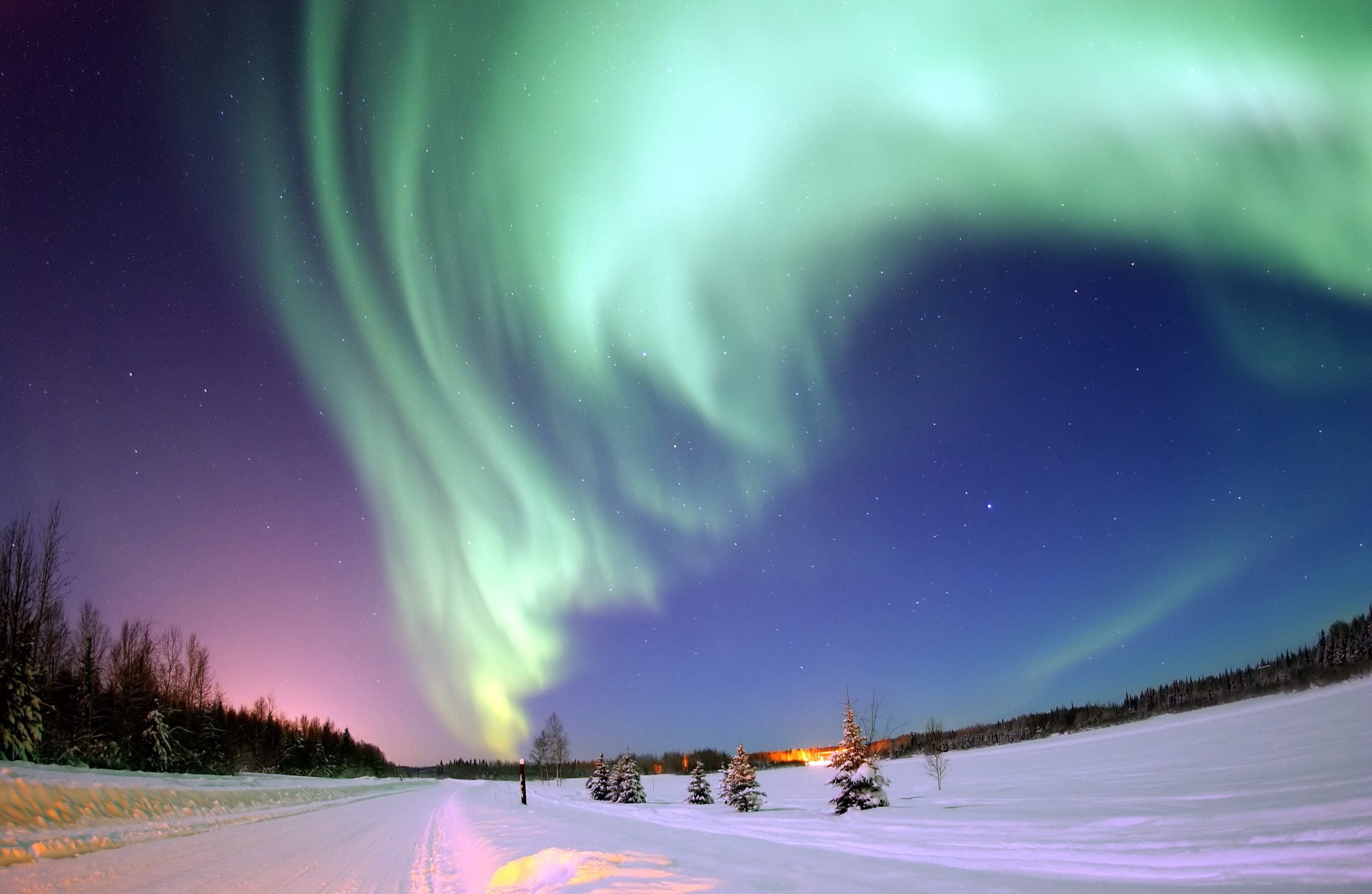  Polarlicht über dem Bear Lake bei dem US Luftwaffenstützpunkt Eielson in Alaska