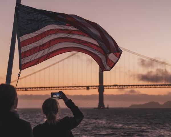 San Francisco, United States: Golden Gate Bridge mit US-Flagge