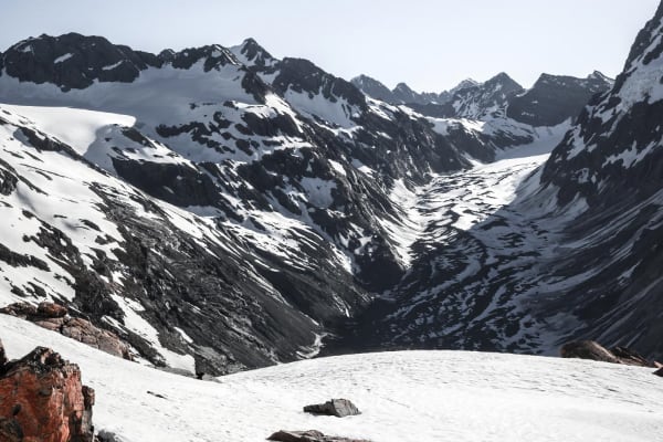 Berge mit Schneeresten